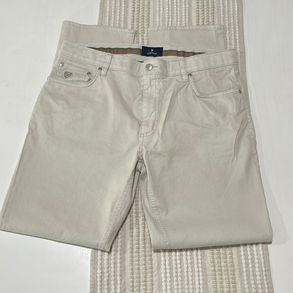 Cremieux chinos in 100% cotton, cream color. Jean-cut style. Like new condition.